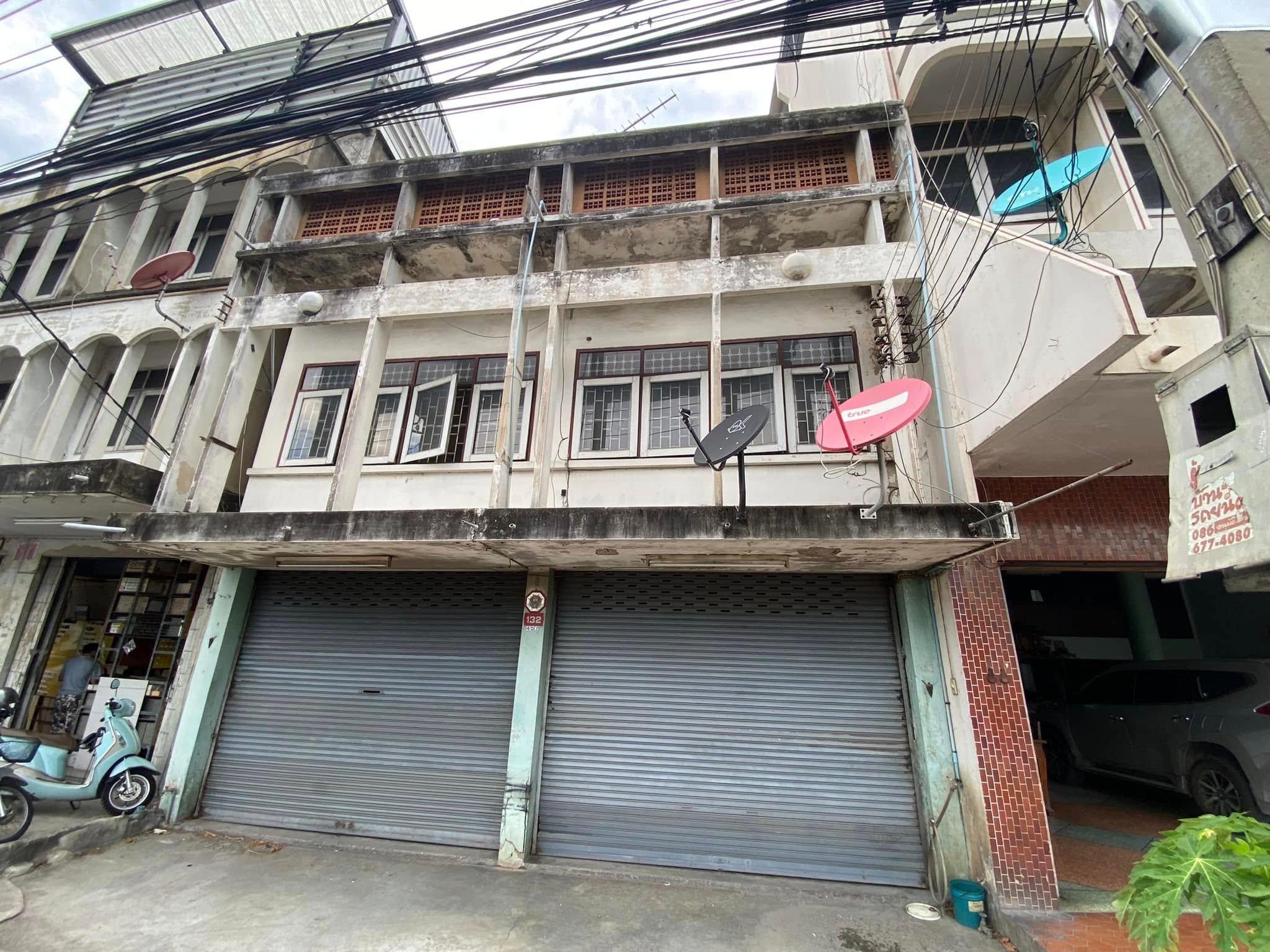 งานรื้อถอนอาคารพาณิชย์ 4 ชั้น ย่านใจกลางเมือง